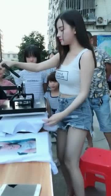 国产小姐测评衣服视频,时尚穿搭，细节解析